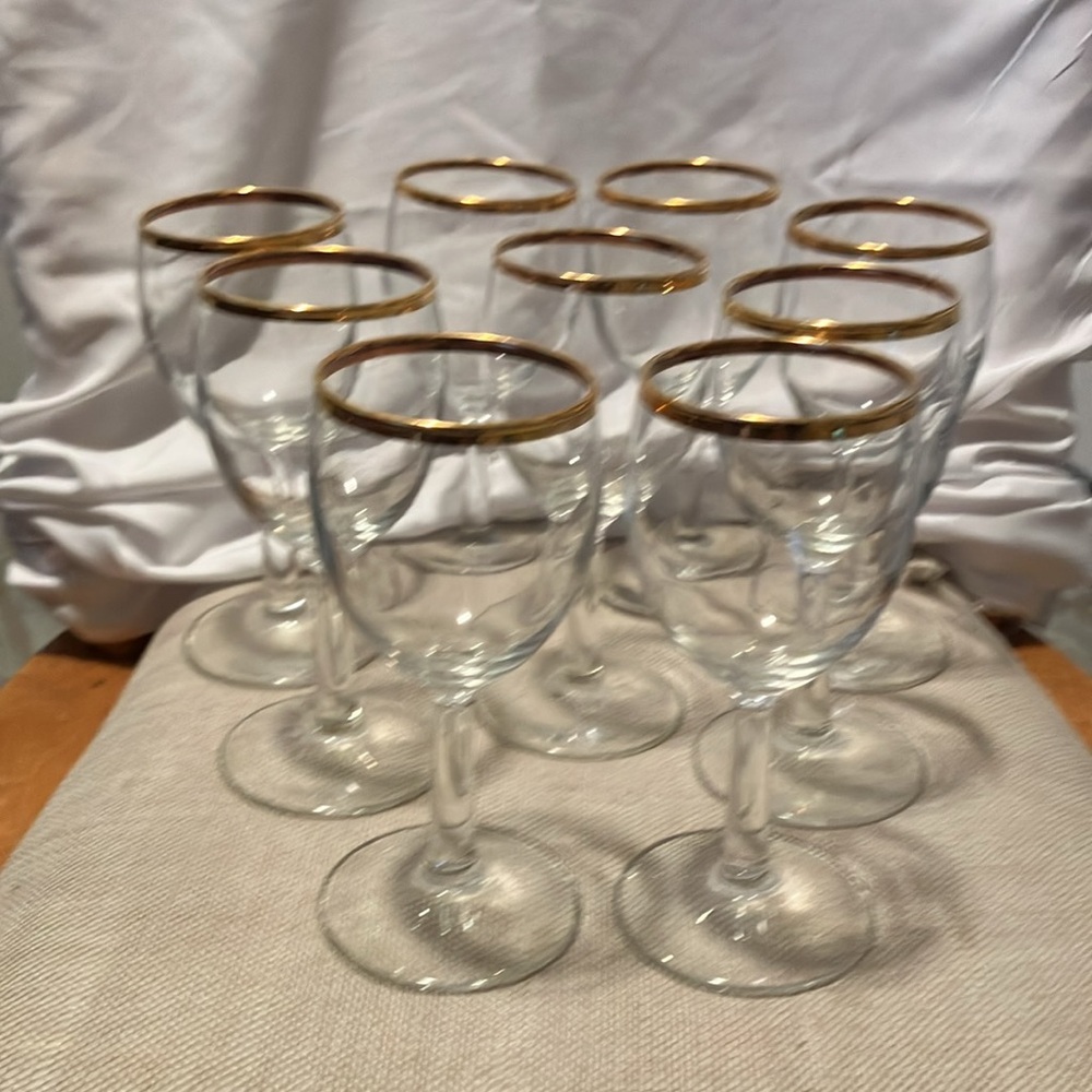 Like new.   Set of 9 simple wine glasses (from 1990s-2000s ). with gold edge - Picture 2 of 10